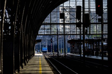 Prag, Çek Cumhuriyeti - 01 Mayıs 2025: Prag Ana İstasyonu yakınlarındaki tren raylarının, anahtarların ve sinyallerin arka planında.
