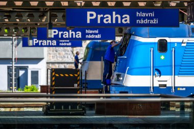 Prag, Çek Cumhuriyeti - 01 Mayıs 2025: Prag Ana İstasyonu yakınlarındaki trenler.