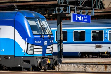 Prag, Çek Cumhuriyeti - 01 Mayıs 2025: Prag Ana İstasyonu yakınlarındaki trenler.