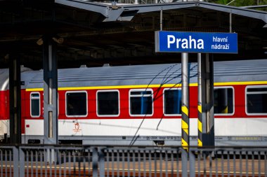Prag, Çek Cumhuriyeti - 01 Mayıs 2025: Prag Ana İstasyonu yakınlarındaki trenler.
