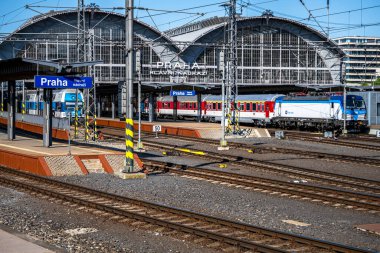 Prag, Çek Cumhuriyeti - 01 Mayıs 2025: Prag Ana İstasyonu yakınlarındaki tren raylarının, anahtarların ve sinyallerin arka planında.