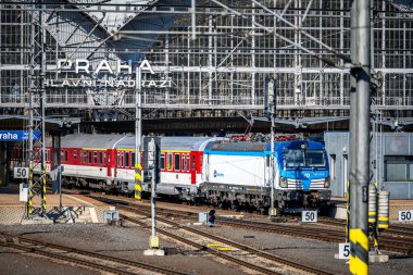 Prag, Çek Cumhuriyeti - 01 Mayıs 2025: Prag Ana İstasyonu yakınlarındaki tren raylarının, anahtarların ve sinyallerin arka planında.