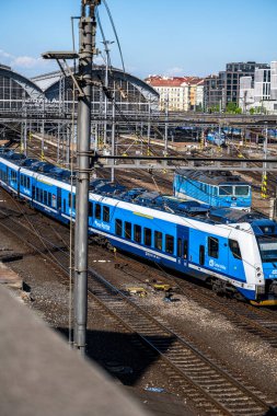 Prag, Çek Cumhuriyeti - 01 Mayıs 2025: Prag Ana İstasyonu yakınlarındaki tren raylarının, anahtarların ve sinyallerin arka planında.