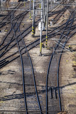 Demiryolu raylarının, anahtarların ve sinyallerin görüntüsü.