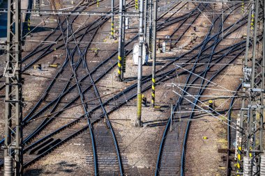 Demiryolu raylarının, anahtarların ve sinyallerin görüntüsü.