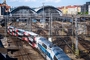 Prag, Çek Cumhuriyeti - 01 Mayıs 2025: Prag Ana İstasyonu yakınlarındaki trenler.