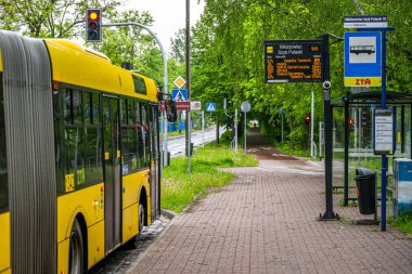 Katowice, Polonya - 04 Mayıs 2025: Nikiszowiec ilçesindeki otobüs durağı, Katowice.