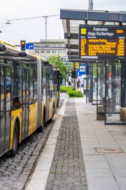 Katowice, Polonya - 03 Mayıs 2025: Katowice şehir merkezindeki otobüs.