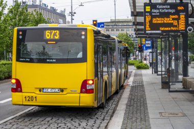 Katowice, Polonya - 03 Mayıs 2025: Katowice şehir merkezindeki otobüs.