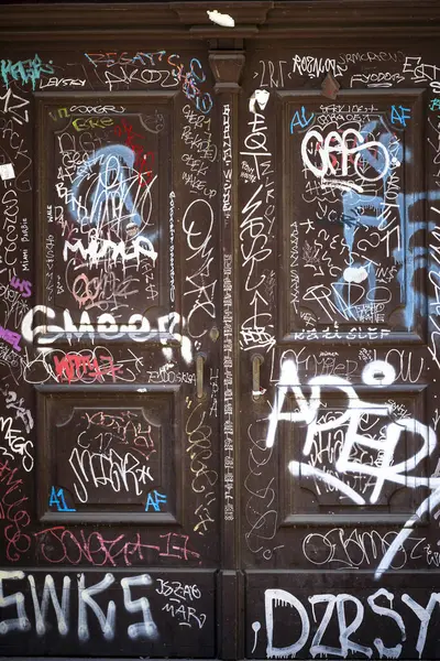 Prag, Çek Cumhuriyeti - 01 Mayıs 2025: Prag 'ın merkezindeki eski bir kapıya otantik sokak grafitisi.