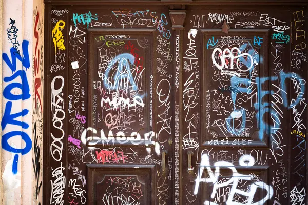 Prag, Çek Cumhuriyeti - 01 Mayıs 2025: Prag 'ın merkezindeki eski bir kapıya otantik sokak grafitisi.