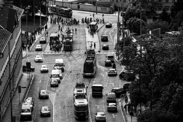 Prag, Çek Cumhuriyeti - 02 Mayıs 2025: Prag trafiğinin siyah beyaz fotoğrafı.