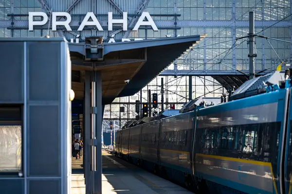 Prag, Çek Cumhuriyeti - 01 Mayıs 2025: Prag Ana İstasyonu yakınlarındaki trenler.