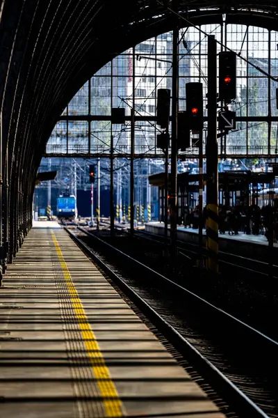 Prag, Çek Cumhuriyeti - 01 Mayıs 2025: Prag Ana İstasyonu yakınlarındaki tren raylarının, anahtarların ve sinyallerin arka planında.