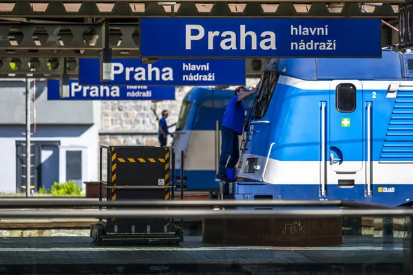 Prag, Çek Cumhuriyeti - 01 Mayıs 2025: Prag Ana İstasyonu yakınlarındaki trenler.