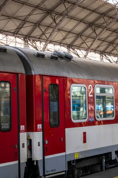Prag, Çek Cumhuriyeti - 01 Mayıs 2025: Prag Ana İstasyonu yakınlarındaki trenler.