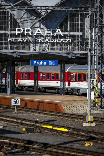 Prag, Çek Cumhuriyeti - 01 Mayıs 2025: Prag Ana İstasyonu yakınlarındaki trenler.