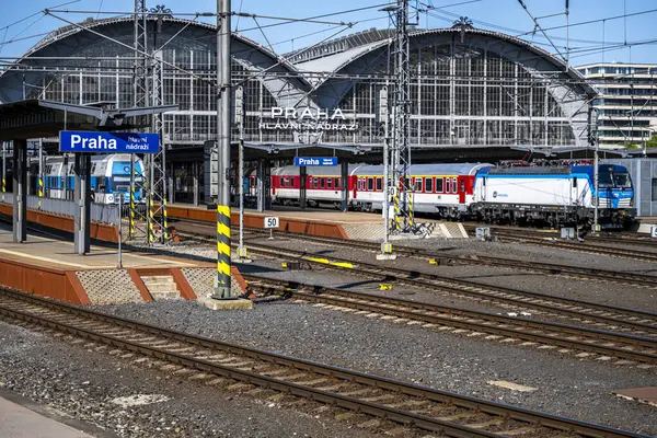 Prag, Çek Cumhuriyeti - 01 Mayıs 2025: Prag Ana İstasyonu yakınlarındaki tren raylarının, anahtarların ve sinyallerin arka planında.