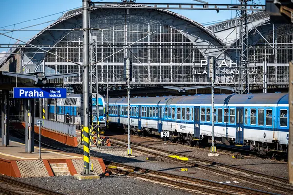 Prag, Çek Cumhuriyeti - 01 Mayıs 2025: Prag Ana İstasyonu yakınlarındaki trenler.