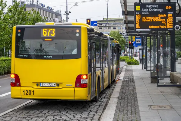Katowice, Polonya - 03 Mayıs 2025: Katowice şehir merkezindeki otobüs.