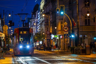 Katowice, Polonya - 03 Mayıs 2025: Katowice şehir merkezinde bir tramvay