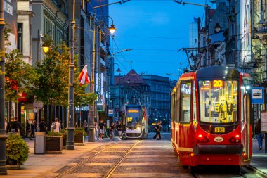 Katowice, Polonya - 03 Mayıs 2025: Katowice şehir merkezinde bir tramvay