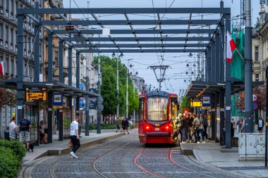 Katowice, Polonya - 03 Mayıs 2025: Katowice şehir merkezinde bir tramvay