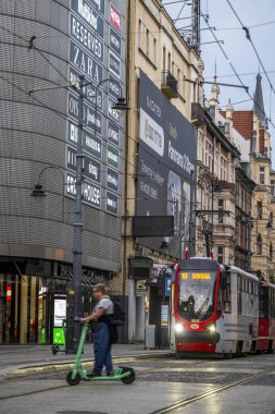 Katowice, Polonya - 03 Mayıs 2025: Katowice şehir merkezinde bir tramvay