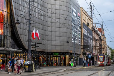 Katowice, Polonya - 03 Mayıs 2025: Katowice şehir merkezinde bir tramvay