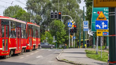 Katowice, Polonya - 03 Mayıs 2025: Katowice şehir merkezinde bir tramvay
