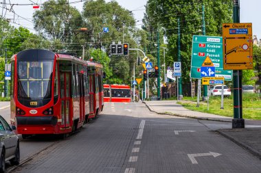 Katowice, Polonya - 03 Mayıs 2025: Katowice şehir merkezinde bir tramvay