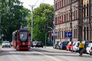 Katowice, Polonya - 03 Mayıs 2025: Katowice şehir merkezinde bir tramvay