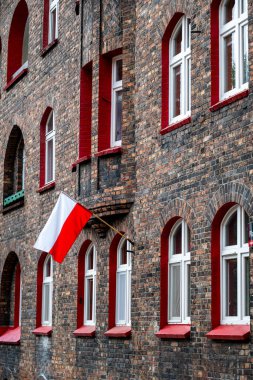 Katowice, Polonya - 04 Mayıs 2025: Katowice 'deki Nikiszowiec madencilik bölgesinin tarihi binaları.