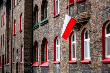 Katowice, Polonya - 04 Mayıs 2025: Katowice 'deki Nikiszowiec madencilik bölgesinin tarihi binaları.