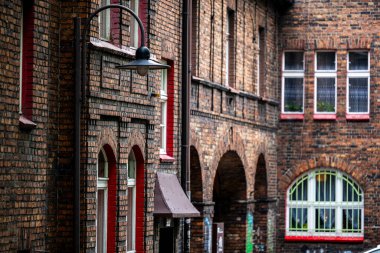 Katowice, Polonya - 04 Mayıs 2025: Katowice 'deki Nikiszowiec madencilik bölgesinin tarihi binaları.