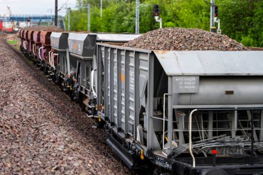 Katowice, Polonya - 04 Mayıs 2025: Demiryolu hattının şantiyesinde yük treni