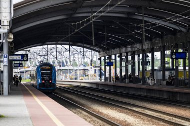 Katowice, Polonya - 03 Mayıs 2025: Katowice 'deki ana tren istasyonunda tren.