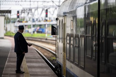 Katowice, Polonya - 03 Mayıs 2025: Katowice 'deki ana tren istasyonunda tren.