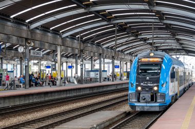 Katowice, Polonya - 03 Mayıs 2025: Katowice 'deki ana tren istasyonunda tren.