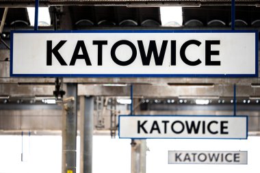Katowice, Polonya - 03 Mayıs 2025: Katowice 'deki ana tren istasyonunda şehir ismi.