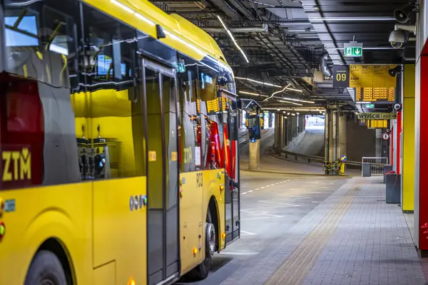 Katowice, Polonya - 03 Mayıs 2025: Katowice şehir merkezindeki otobüs.