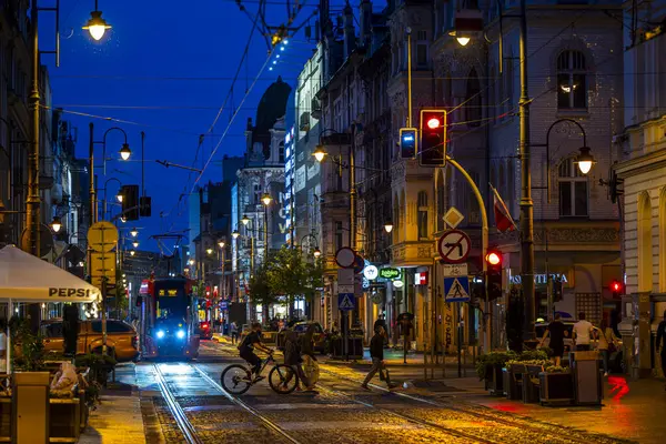 Katowice, Polonya - 03 Mayıs 2025: Katowice şehir merkezinde bir tramvay