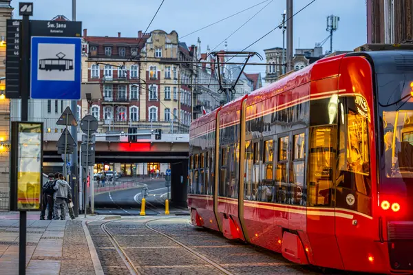 Katowice, Polonya - 03 Mayıs 2025: Katowice şehir merkezinde bir tramvay