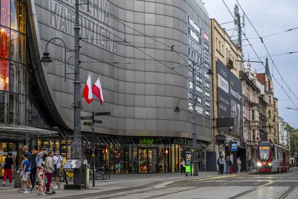 Katowice, Polonya - 03 Mayıs 2025: Katowice şehir merkezinde bir tramvay