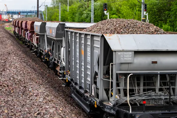 Katowice, Polonya - 04 Mayıs 2025: Demiryolu hattının şantiyesinde yük treni