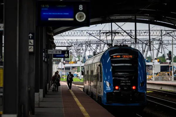Katowice, Polonya - 03 Mayıs 2025: Katowice 'deki ana tren istasyonunda tren.
