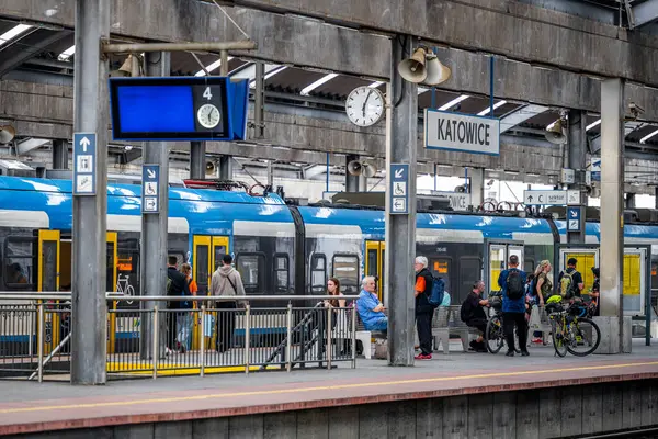 Katowice, Polonya - 03 Mayıs 2025: Katowice 'deki ana tren istasyonunda tren.
