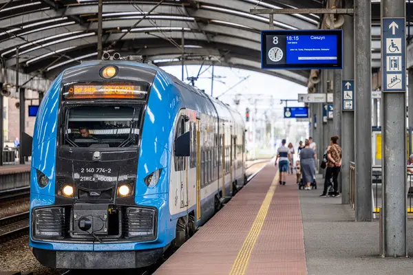 Katowice, Polonya - 03 Mayıs 2025: Katowice 'deki ana tren istasyonunda tren.