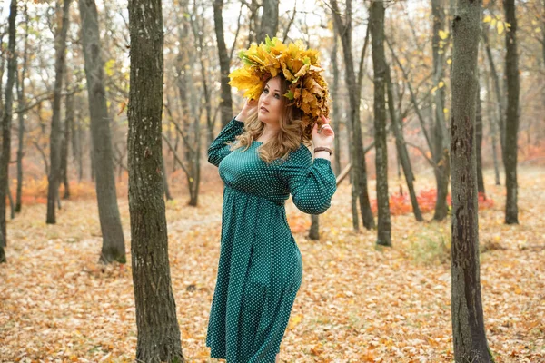 Portrét Mladé Zrzavé Ženy Podzimním Lese Dívka Dívce Vějíři Listí — Stock fotografie