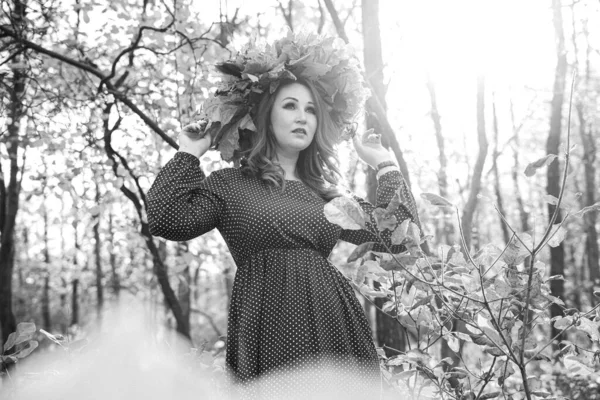 秋天森林里红头发的年轻女子的肖像 一个女孩在一个树叶的花环里 背景是自然界的黑暗树桔树落叶 — 图库照片